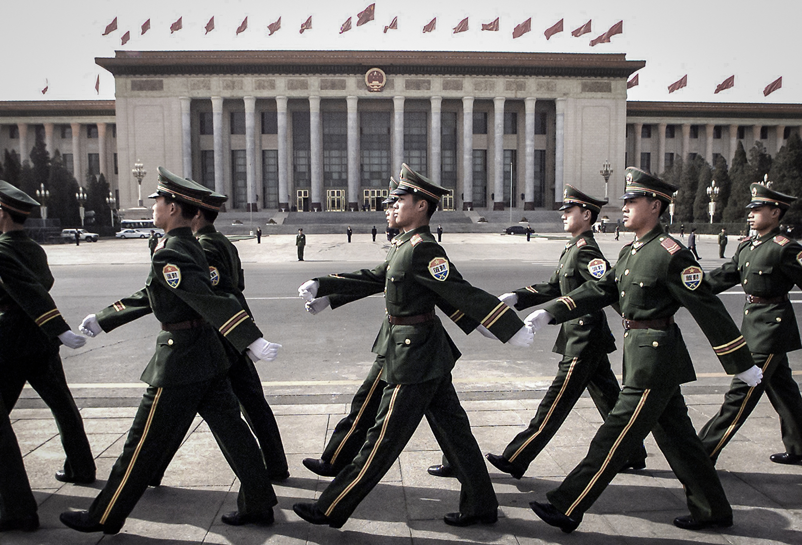 Công an Trung Quốc diễn hành trên Quảng trường Thiên An Môn trước phiên khai mạc Hội nghị Hiệp thương Chính trị Nhân dân Trung Quốc tại Bắc Kinh, ngày 03/03/2000. (Ảnh: Stephen Shaver/AFP qua Getty Images)