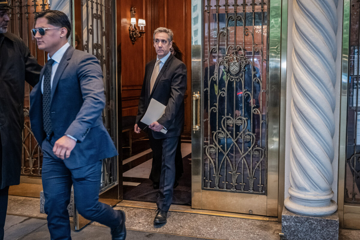 Ông Michael Cohen, từng là luật sư riêng của cựu Tổng thống Donald Trump, rời khỏi tòa nhà chung cư của mình để tới tòa án ở thành phố New York, hôm 16/05/2024. (Ảnh: Spencer Platt/Getty Images)