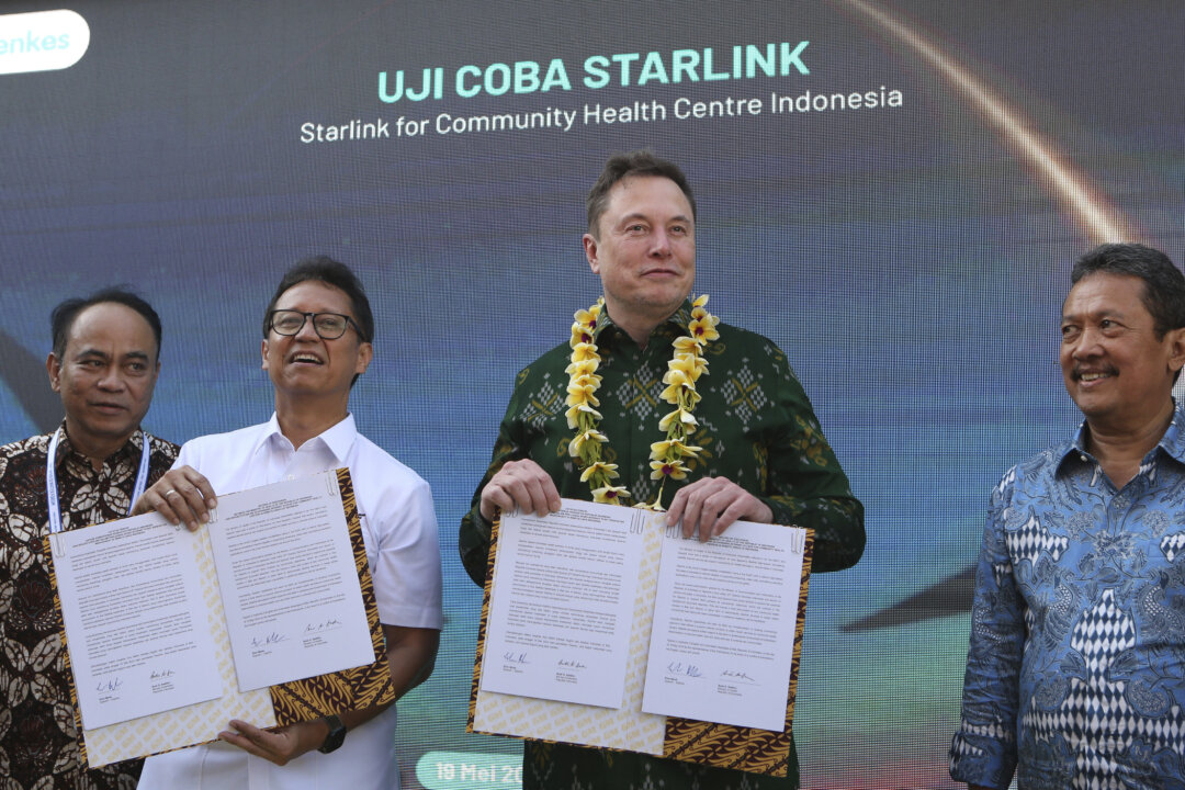 Bộ trưởng Y tế Indonesia Budi Gunadi Sadikin (thứ 2 từ trái sang) và tỷ phú công nghệ Elon Musk (thứ 2 từ phải sang) chụp ảnh sau khi ký thỏa thuận tăng cường kết nối tại một trung tâm y tế công cộng ở Denpasar, Bali, Indonesia, hôm 19/05/2024. (Ảnh: Firdia Lisnawati/AP Photo)