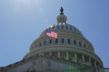Quốc kỳ Hoa Kỳ tung bay tại Tòa nhà Quốc hội Hoa Kỳ ở Hoa Thịnh Đốn hôm 13/05/2024. (Ảnh: Lei Chen/NTD)