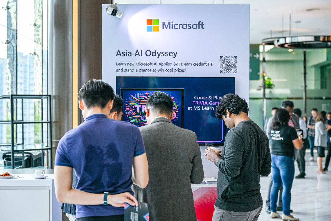 Khách tham dự dừng lại ở một gian hàng của Microsoft trước bài diễn văn của Giám đốc điều hành Satya Nadella trong sự kiện mang tên Ngày AI Microsoft Build tại Kuala Lumpur hôm 02/05/2024. Đại công ty công nghệ này cho biết trong một tuyên bố rằng, hôm 02/05/2024, Microsoft cam kết đầu tư 2.2 tỷ USD vào trí tuệ nhân tạo và điện toán đám mây ở Malaysia để giúp phát triển cơ sở hạ tầng AI của nước này. (Ảnh: Mohd Rasfan/AFP)