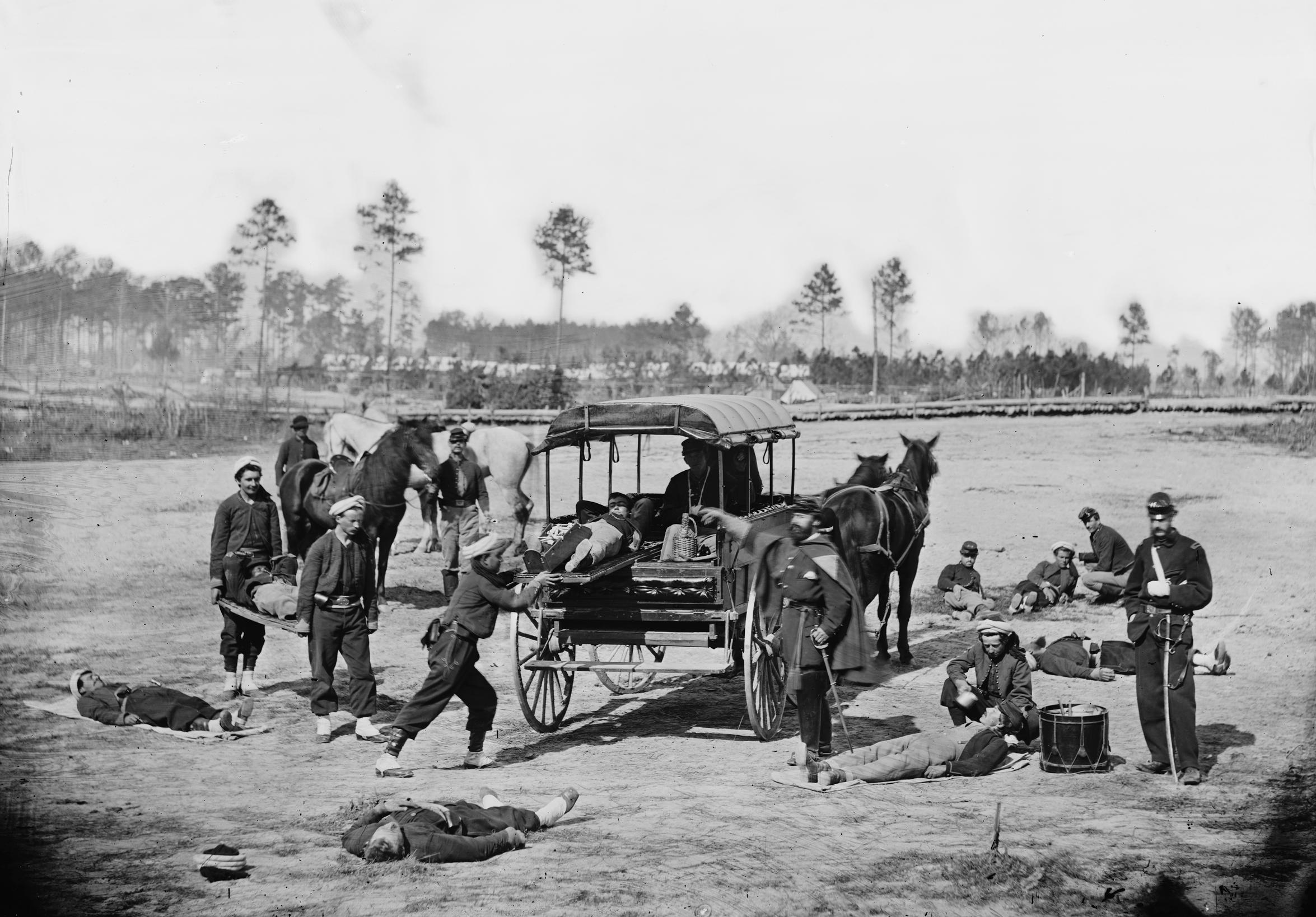 Một đội cứu thương đưa những người lính bị thương ra khỏi chiến trường trong cuộc Nội chiến Hoa Kỳ, từ năm 1862 đến năm 1865. Thư viện Quốc hội. (Ảnh: Tư liệu công cộng)