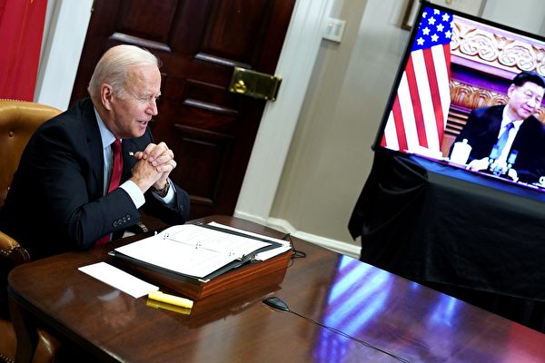 Tổng thống Joe Biden gặp lãnh đạo Trung Quốc Tập Cận Bình trong một cuộc họp thượng đỉnh trực tuyến từ Tòa Bạch Ốc ở Hoa Thịnh Đốn vào ngày 15/11/2021. (Ảnh: Mandel Ngan/AFP)