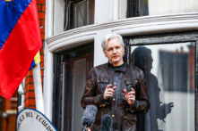 Người sáng lập WikiLeaks Julian Assange nói chuyện qua ban công Đại sứ quán Ecuador ở London, vào ngày 19/05/2017. (Ảnh: Neil Hall/Reuters)