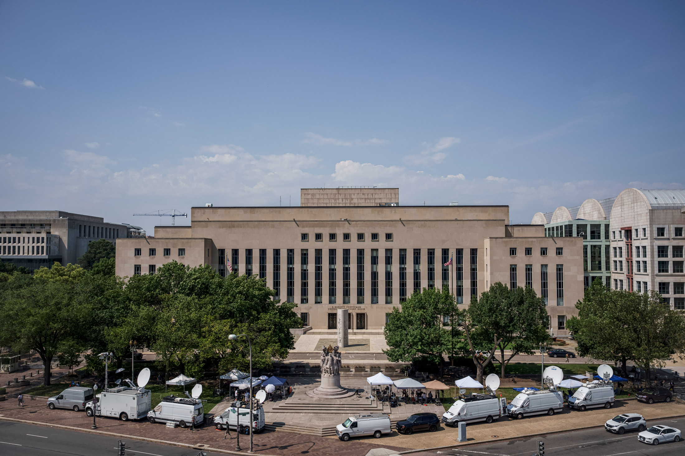 Những chiếc lều và xe truyền hình vệ tinh của giới truyền thông được dựng bên ngoài Tòa án Địa hạt Liên bang E. Barrett Prettyman ở Hoa Thịnh Đốn vào ngày 27/07/2023. (Ảnh: Drew Angerer/Getty Images)