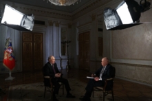 Tổng thống Nga Vladimir Putin trả lời một cuộc phỏng vấn của người chủ trì chương trình truyền hình và là tổng giám đốc hãng thông tấn Rossiya Segodnya (RIA Novosti) Dmitry Kiselyov tại Điện Kremlin ở Moscow, hôm 12/03/2024. (Ảnh: Gavriil Grigorov/AFP qua Getty Images)
