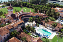 Một bức ảnh nhìn từ trên không về dinh thự Mar-a-Lago của cựu Tổng thống Hoa Kỳ Donald Trump sau vụ đột kích của các đặc vụ FBI, ở Palm Beach, Florida, vào ngày 15/08/2022. (Ảnh: Marco Bello/Reuters)