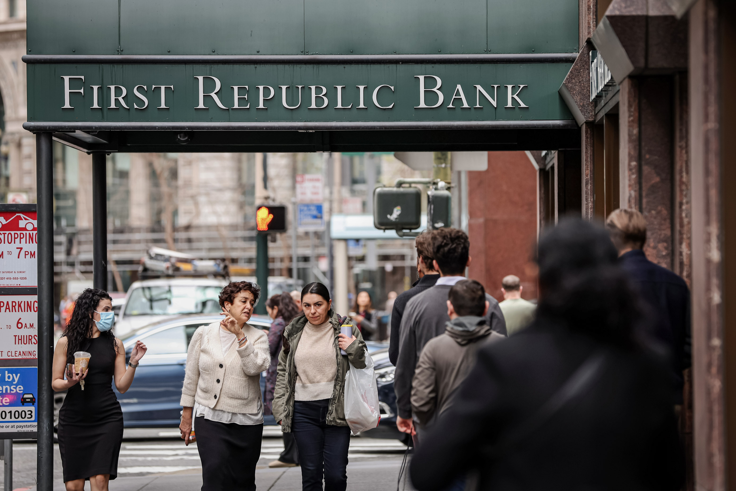 Người dân đi ngang qua trụ sở First Republic Bank ở San Francisco ngày 13/03/2023. (Ảnh: Justin Sullivan/Getty Images)