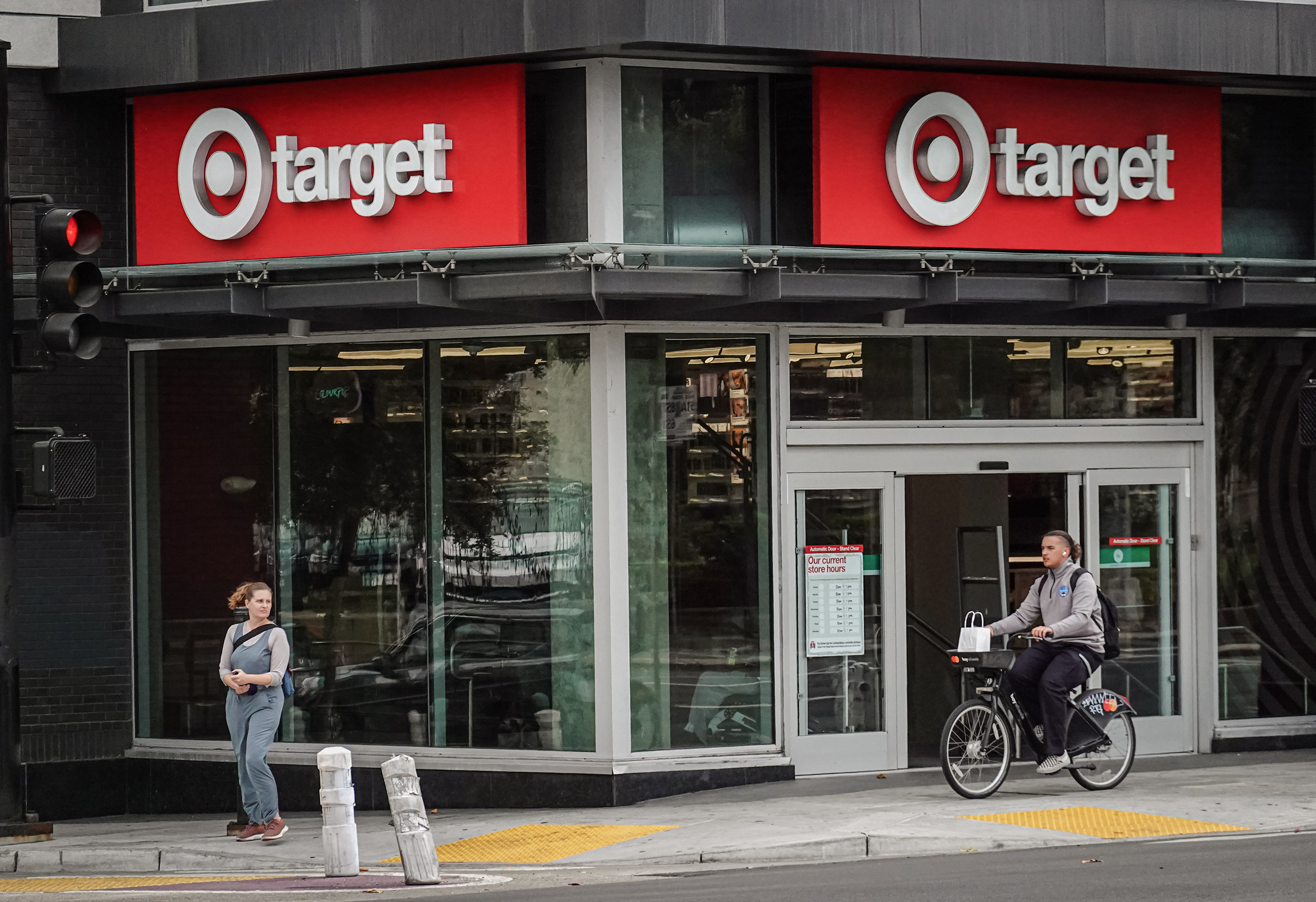 Một người đi xe đạp đi ngang qua một cửa hàng Target dự kiến sẽ ​​​​đóng cửa ở Oakland, California, ngày 29/09/2023. (Ảnh: Justin Sullivan/Getty Images)