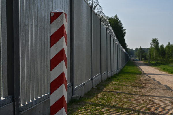 Một cột mốc biên giới của Ba Lan tại bức tường biên giới kim loại ở Kuznica, Ba Lan, vào ngày 30/06/2022. (Ảnh: Omar Marques/Getty Images)