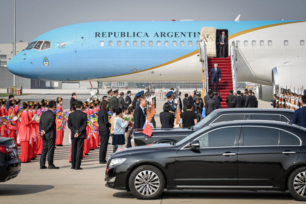 Tổng thống Argentina Alberto Fernandez (trái) đến phi trường Bắc Kinh trước Diễn đàn Vành đai và Con đường ở Bắc Kinh vào ngày 17/10/2023. (Ảnh: Parker Song/POOL/AFP qua Getty Images)