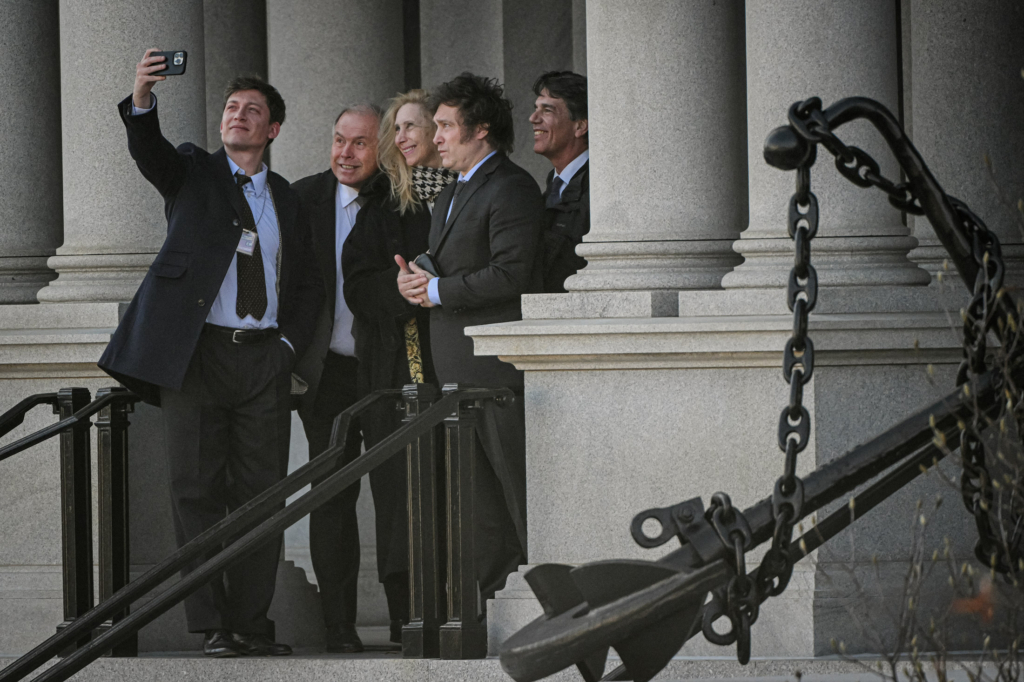Tổng thống đắc cử Argentina Javier Milei dừng lại chụp ảnh khi khởi hành từ Tòa nhà Văn phòng Điều hành Eisenhower, cạnh Toà Bạch Ốc ở Hoa Thịnh Đốn, hôm 28/11/2023. (Ảnh: Mandel Ngan/AFP qua Getty Images)
