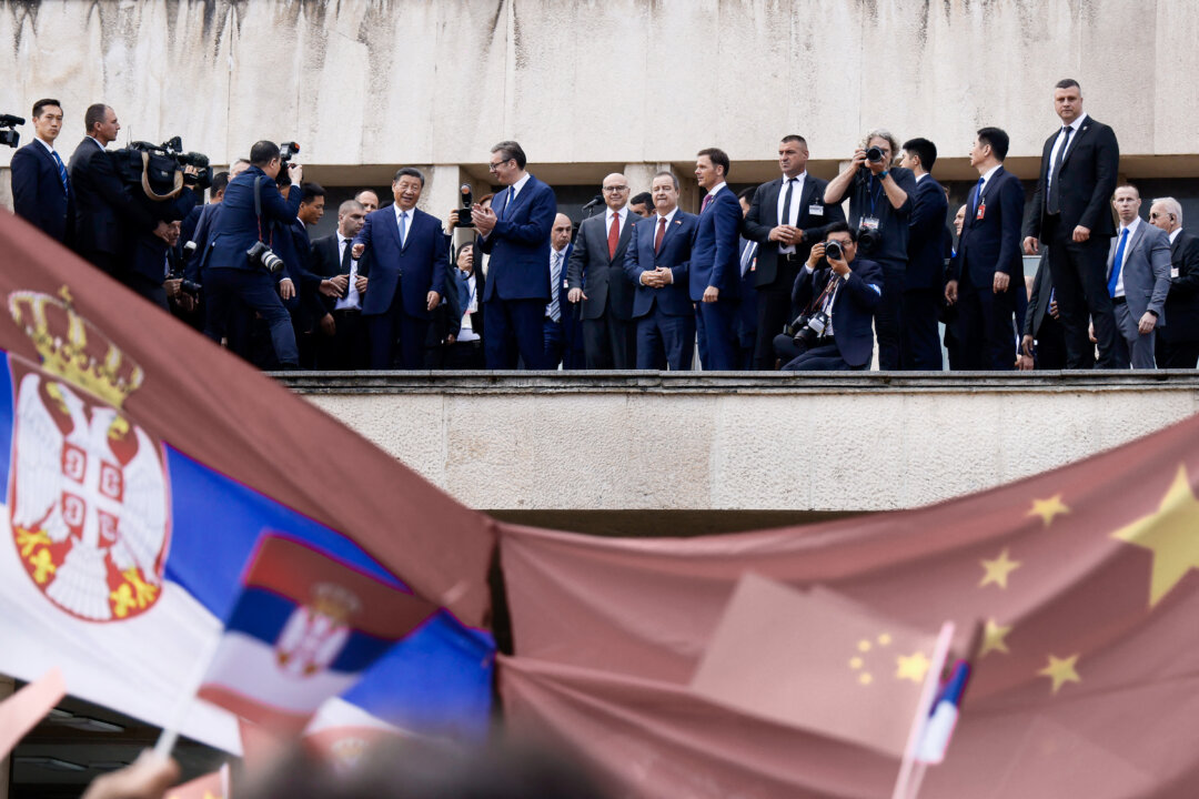 Tổng thống Serbia Aleksandar Vucic cùng với nhà lãnh đạo Trung Quốc Tập Cận Bình chia sẻ trước những người tụ tập bên ngoài Cung điện Serbia trong buổi lễ chào mừng ở Belgrade, hôm 08/05/2024. (Ảnh: Stringer/AFP qua Getty Images)