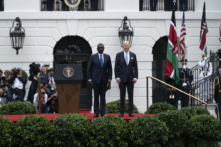 Tổng thống Joe Biden và Tổng thống Kenya William Ruto trong buổi lễ chào đón ở Bãi cỏ phía Nam của Tòa Bạch Ốc, hôm 23/05/2024. (Ảnh: Madalina Vasiliu/The Epoch Times)