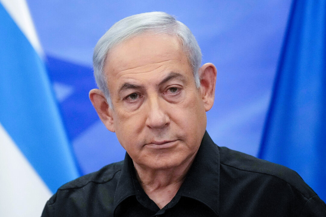 Thủ tướng Israel Benjamin Netanyahu nói chuyện trước giới truyền thông trong cuộc họp báo chung với Tổng thống Pháp tại Jerusalem, Israel, vào ngày 24/10/2023. (Ảnh: Christophe Ena/Pool/AFP qua Getty Images)