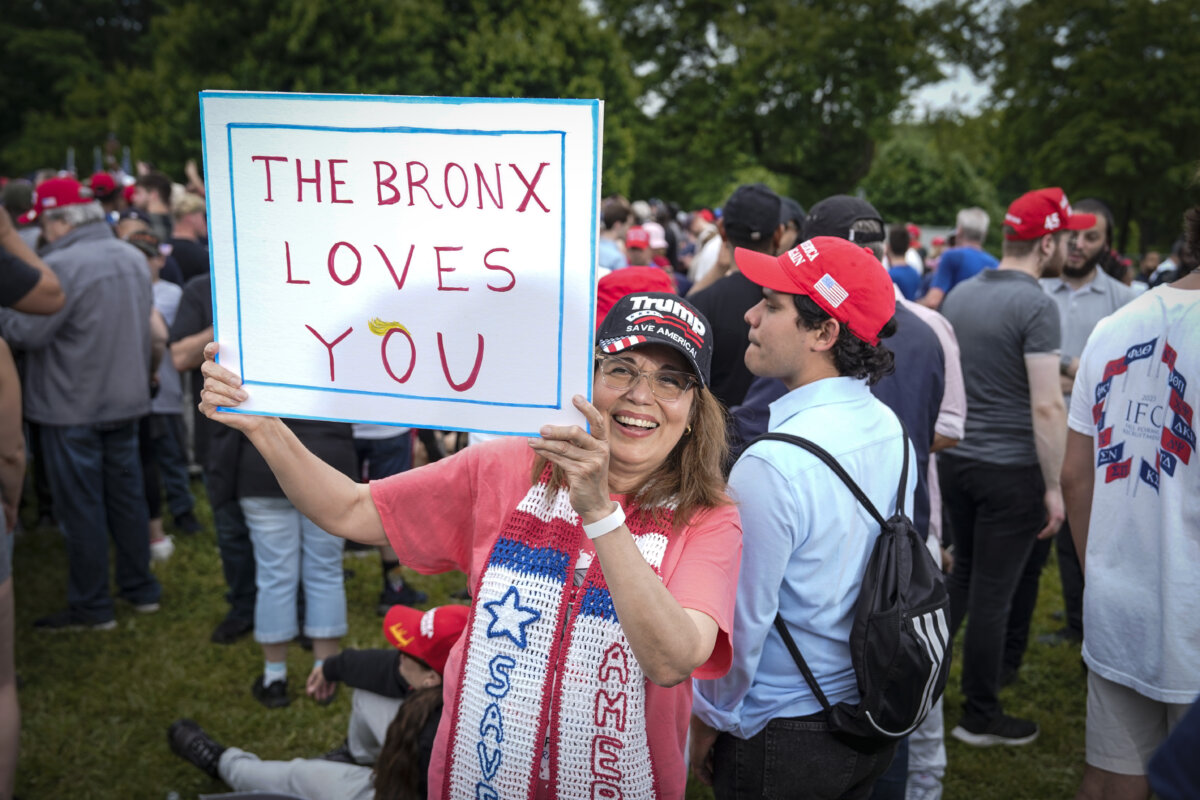 Những người tham dự trước cuộc tập hợp với cựu Tổng thống Donald Trump tại South Bronx, thành phố New York hôm 23/05/2024. (Ảnh: Samira Bouaou/The Epoch Times)