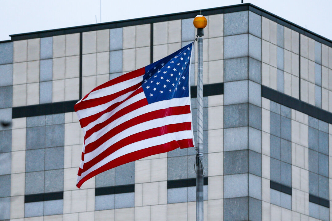 Quốc kỳ Mỹ tung bay trong gió tại đại sứ quán Hoa Kỳ ở Kyiv, Ukraine, vào ngày 24/01/2022. (Ảnh: Gleb Garanich/Reuters)
