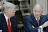 Ông Stephen A. Schwarzman, Chủ tịch, Giám đốc điều hành kiêm Người đồng sáng lập Blackstone nói chuyện cùng Tổng thống đương thời Donald Trump trong một bức ảnh tư liệu. (Ảnh: Olivier Douliery-Pool/Getty Images)