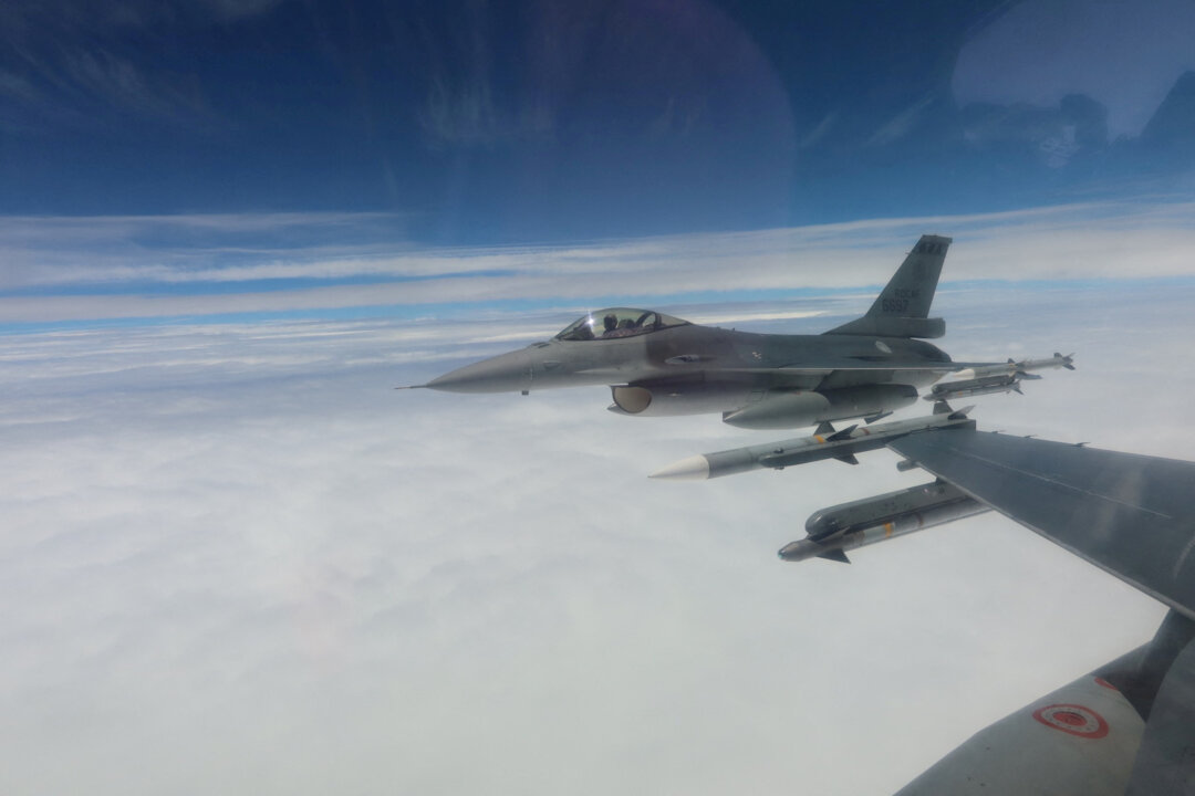 Chiến đấu cơ phản lực F-16 của Không quân Đài Loan bay trong một nhiệm vụ tuần tra tại một địa điểm không được tiết lộ ở Đài Loan trong bức ảnh phát cho báo chí này được chụp hôm 23/05/2024. (Ảnh: Bộ Quốc phòng Đài Loan/Phát cho báo chí qua Reuters/Ảnh tư liệu)