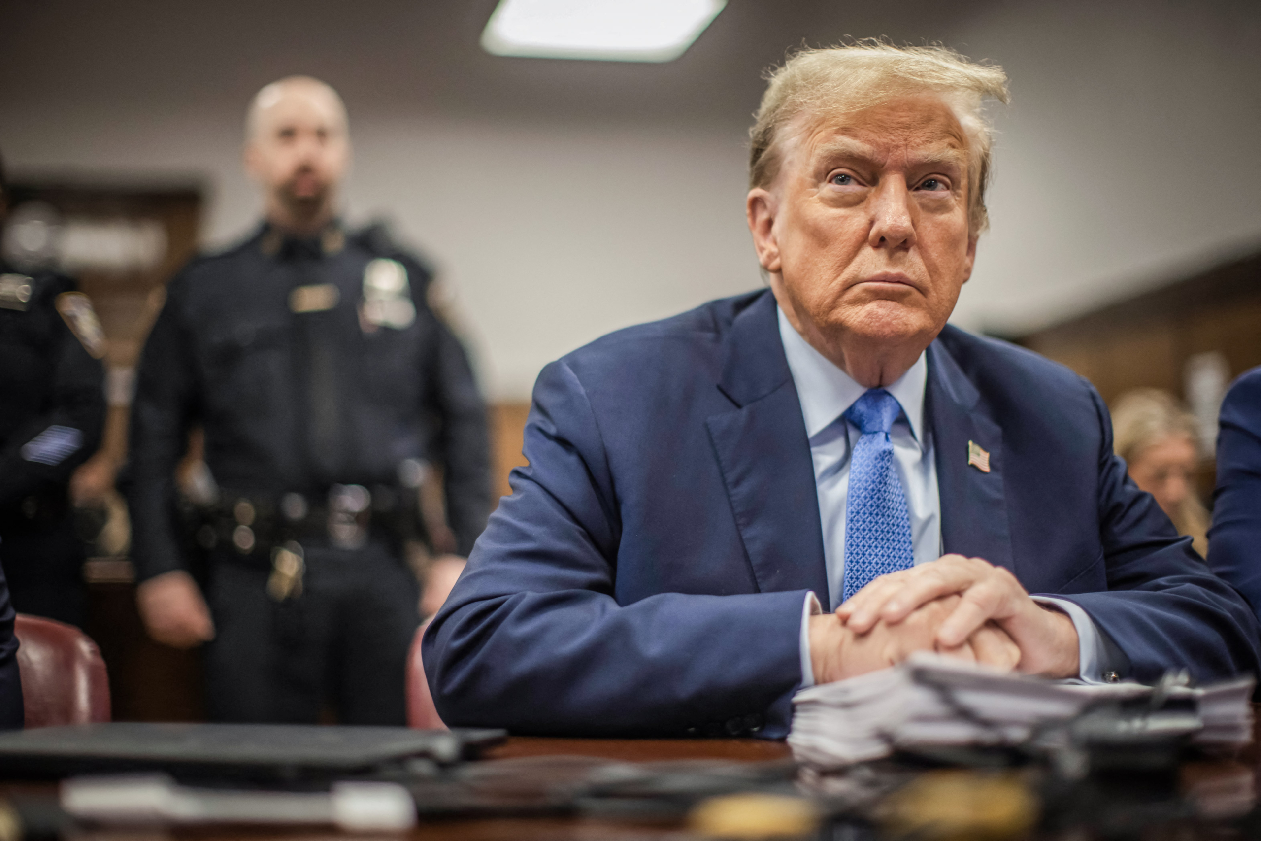 Cựu TT Donald Trump tham dự phiên tòa xét xử cáo buộc ông vi phạm quy định lưu giữ hồ sơ tại Tòa án Hình sự Manhattan, thành phố New York, hôm 26/04/2024. (Ảnh: Dave Sanders/Pool/AFP qua Getty Images)