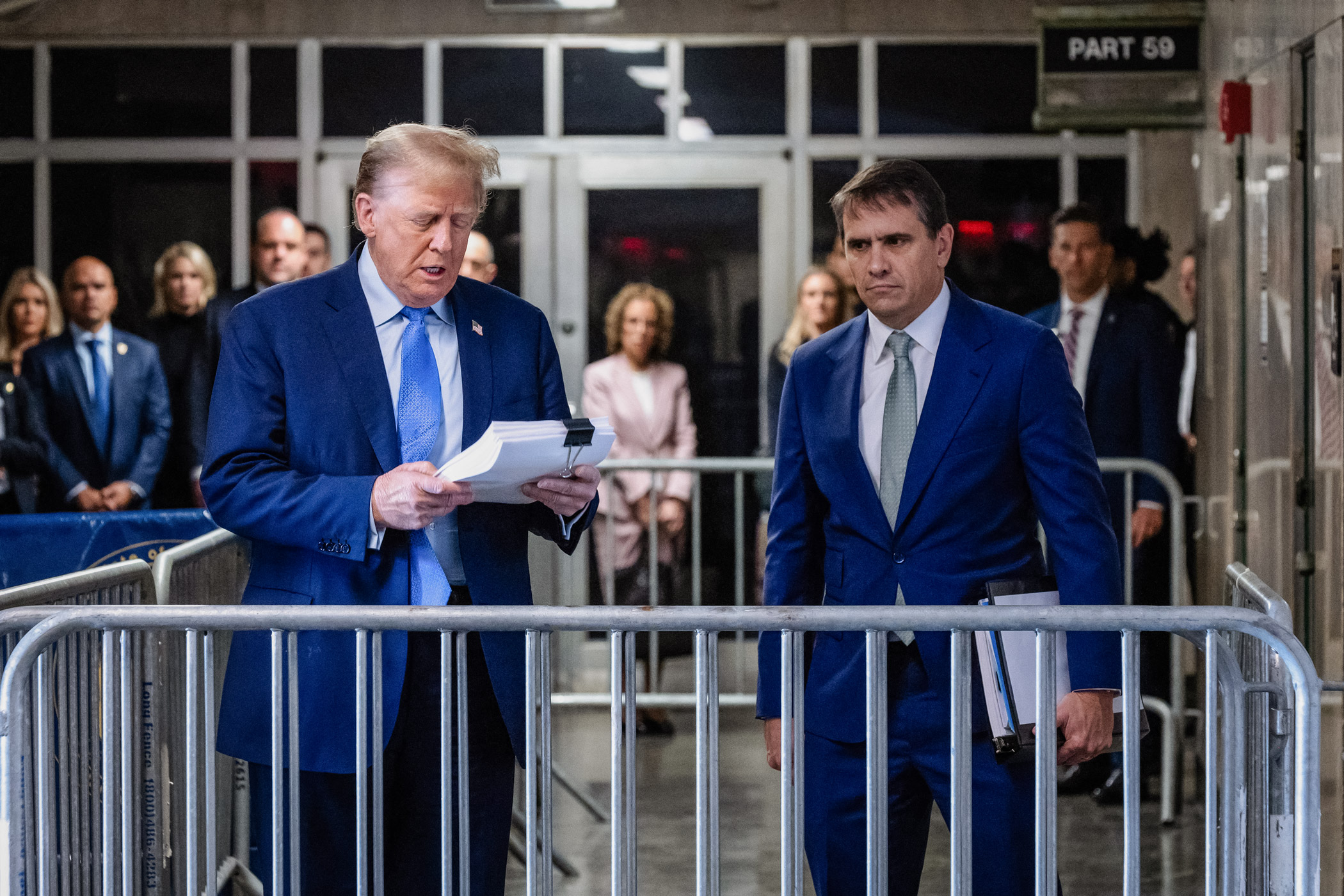 Cựu Tổng thống Donald Trump, cùng luật sư Todd Blanche (bên phải), nói chuyện với giới báo chí khi ông đến dự phiên xét xử tại thành phố New York, hôm 26/04/2024. (Ảnh: Michael M. Santiago/Pool/AFP qua Getty Images)