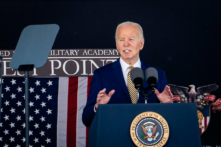Tổng thống Joe Biden trình bày tại Học viện Quân sự Hoa Kỳ ở West Point, tiểu bang New York, hôm 25/05/2024. (Ảnh: Madalina Vasiliu/The Epoch Times)