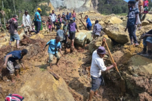 Dân làng tìm kiếm sau một vụ lở đất ở Yambali, Cao nguyên Papua New Guinea, hôm 26/05/2024. (Ảnh: Mohamud Omer/Tổ chức Di cư Quốc tế qua AP)