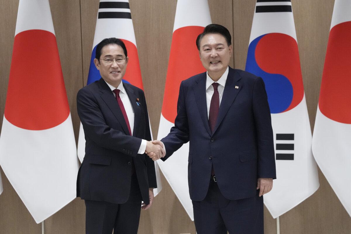 Tổng thống Nam Hàn Yoon Suk Yeol (bên phải) bắt tay Thủ tướng Nhật Bản Fumio Kishida (bên trái) trước cuộc gặp song phương tại Văn phòng Tổng thống ở Seoul, Nam Hàn, hôm 26/05/2024. (Ảnh: Ahn Young-Joon/Pool/Getty Images)