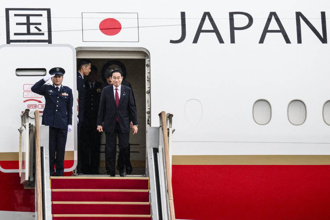 Thủ tướng Nhật Bản Fumio Kishida (ở giữa) đến Căn cứ Không quân Seoul ở Seongnam, hôm 26/05/2024. (Ảnh: Anthony Wallace/AFP qua Getty Images)