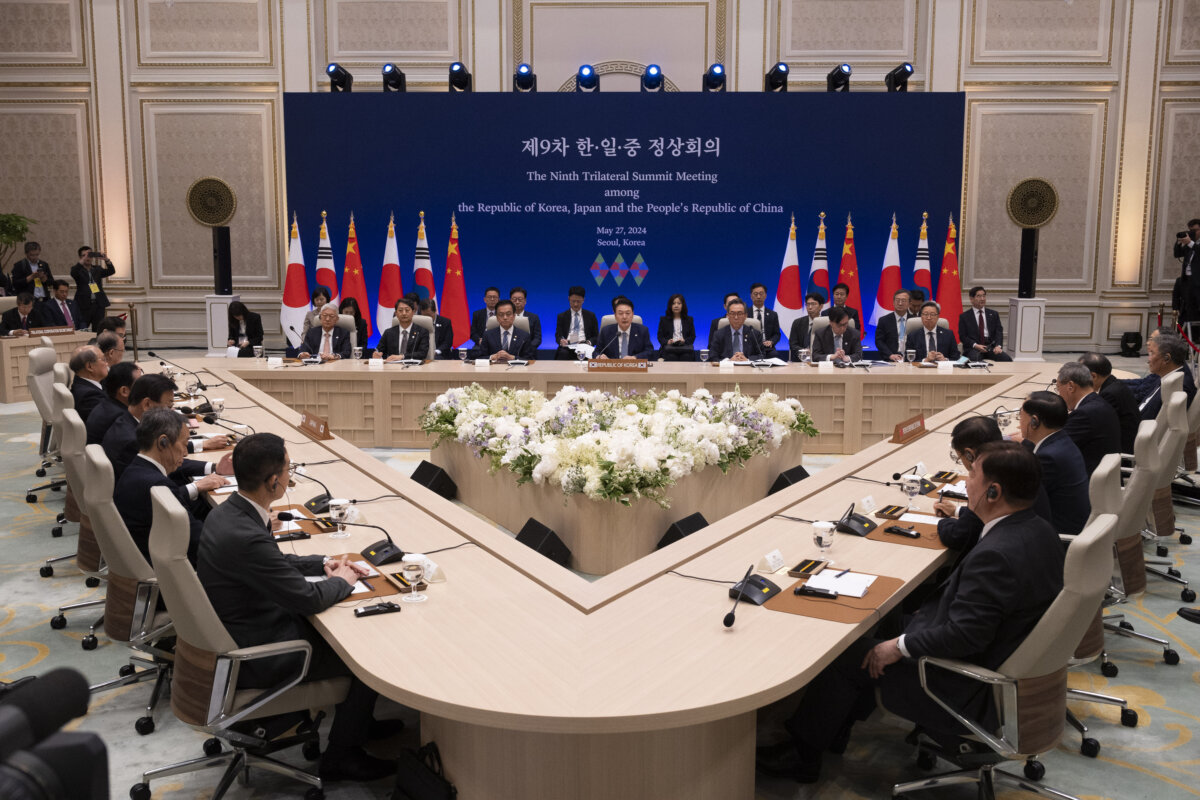 (Từ trái qua phải) Thủ tướng Nhật Bản Fumio Kishida, Tổng thống Nam Hàn Yoon Suk-yeol, và Thủ tướng Trung Quốc Lý Cường cùng các phái đoàn tương ứng của họ tham dự hội nghị thượng đỉnh ba bên tại Seoul, Nam Hàn, hôm 27/05/2024. (Ảnh: Jeon Heon-kyun-pool/Getty Images)