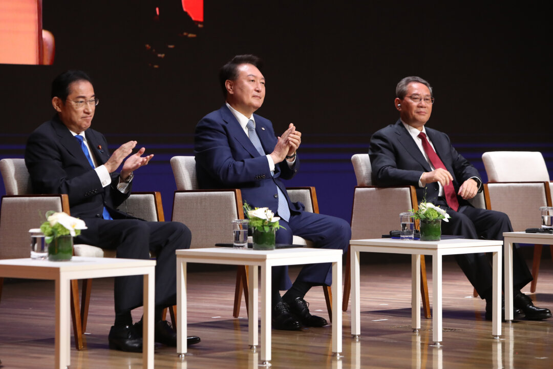 (Từ trái qua phải) Thủ tướng Nhật Bản Fumio Kishida, Tổng thống Nam Hàn Yoon Suk-yeol và Thủ tướng Trung Quốc Lý Cường tham dự hội nghị thượng đỉnh kinh doanh bên lề hội nghị thượng đỉnh ba bên tại Phòng Thương mại và Công nghiệp Nam Hàn ở Seoul, Nam Hàn, hôm 27/05/2024. (Ảnh: Chung Sung-Jun/Getty Images)