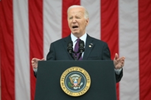 Tổng thống Joe Biden trình bày tại buổi tưởng niệm Lễ Chiến sĩ Trận vong Quốc gia lần thứ 156 tại Nghĩa trang Quốc gia Arlington ở Arlington, Virginia, hôm 27/05/2024. (Ảnh: Mandel Ngan/AFP)