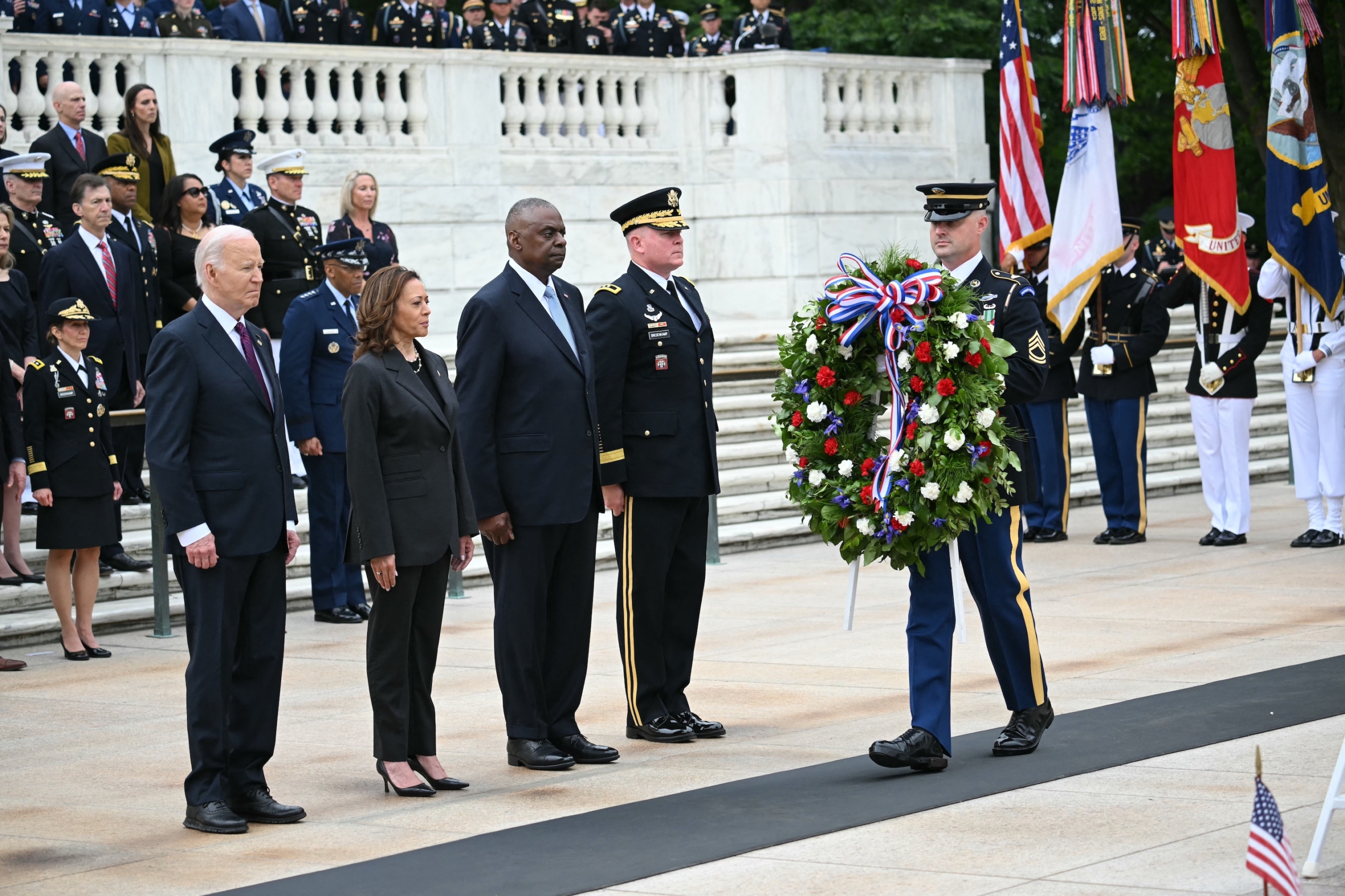 Tổng thống Joe Biden (trái), Phó Tổng thống Kamala Harris (thứ 2 từ trái sang) và Bộ trưởng Quốc phòng Lloyd Austin (thứ 3 từ trái sang) tham dự buổi lễ đặt vòng hoa tại Mộ Chiến sĩ Vô danh tại Nghĩa trang Quốc gia Arlington ở Arlington, Virginia, hôm 27/05/2024. (Ảnh: Mandela Ngan/AFP)