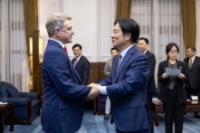 Tổng thống Đài Loan Lại Thanh Đức (bên phải) bắt tay với Dân biểu Michael McCaul (Cộng Hòa-Texas) trong một cuộc họp tại Đài Bắc, Đài Loan, hôm 27/05/2024. (Ảnh: Văn phòng Tổng thống Đài Loan qua AP)