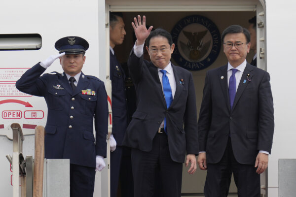 Thủ tướng Nhật Bản Fumio Kishida (giữa) vẫy tay khi lên phi cơ rời đi sau khi tham dự cuộc gặp ba bên với Tổng thống Nam Hàn Yoon Suk Yeol và Thủ tướng Trung Quốc Lý Cường, tại phi trường Seoul ở Seongnam, Nam Hàn, hôm 27/05/2024. (Ảnh: AP Photo/Lee Jin-man)