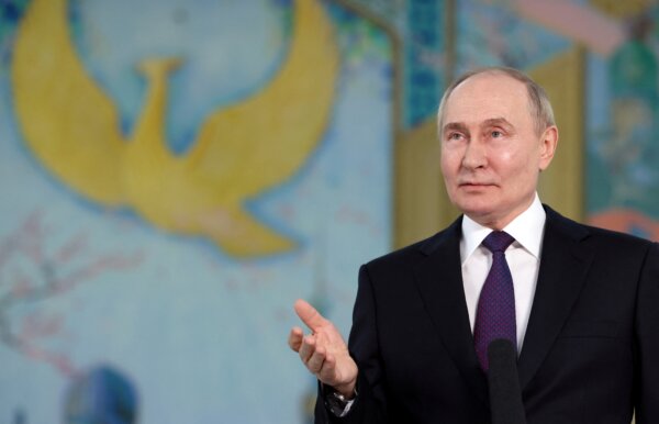 Tổng thống Nga Vladimir Putin trình bày trong cuộc họp báo ở Tashkent, Uzbekistan, hôm 28/05/2024. (Ảnh: Mikhail Metzel/Sputnik/Pool qua Reuters)