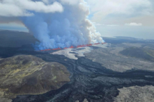 Một ngọn núi lửa phun trào nhả dung nham và khói gần Grindavik, Bán đảo Reykjanes, Iceland, hôm 29/05/2024. (Ảnh: Cơ quan Bảo vệ Dân sự Iceland/Ảnh tư liệu phát qua Reuters)