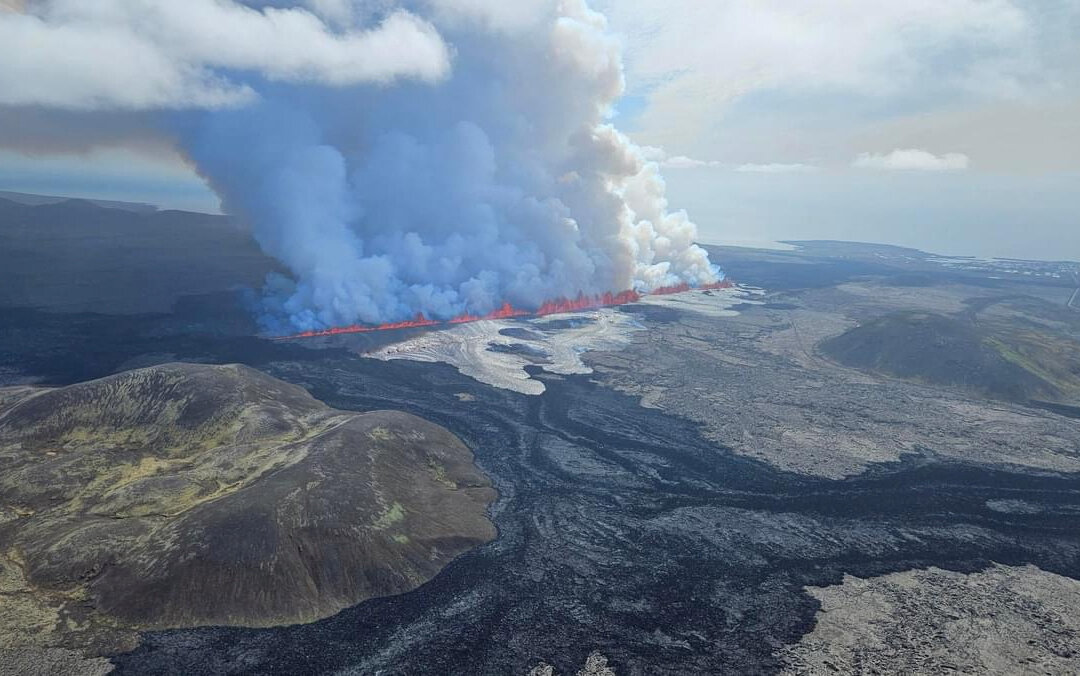 Một ngọn núi lửa phun trào nhả dung nham và khói gần Grindavik, Bán đảo Reykjanes, Iceland, hôm 29/05/2024. (Ảnh: Cơ quan Bảo vệ Dân sự Iceland/Ảnh tư liệu phát qua Reuters)