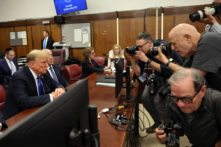 Các ký giả chụp ảnh cựu Tổng thống Donald Trump, hiện là ứng cử viên tổng thống của Đảng Cộng Hòa, đang tham dự phiên tòa hình sự xét xử ông tại Tòa án Hình sự Manhattan ở thành phố New York, hôm 30/05/2024. (Ảnh: Michael M. Santiago/Pool/AFP)