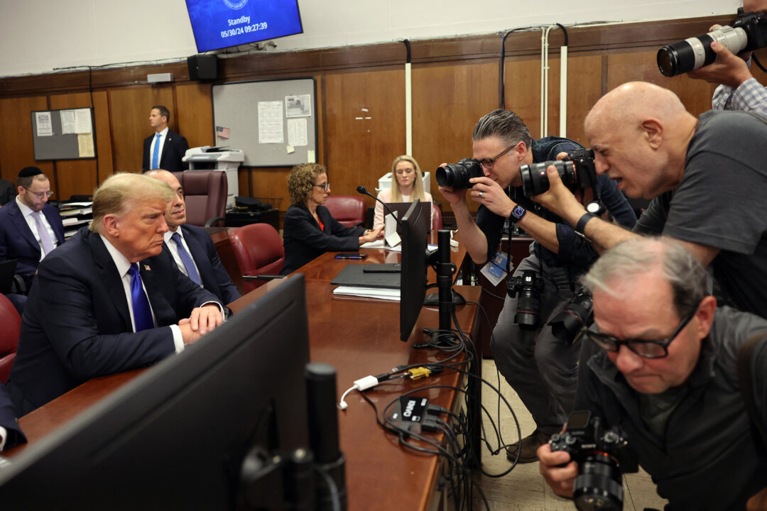 Các ký giả chụp ảnh cựu Tổng thống Donald Trump, hiện là ứng cử viên tổng thống của Đảng Cộng Hòa, đang tham dự phiên tòa hình sự xét xử ông tại Tòa án Hình sự Manhattan ở thành phố New York, hôm 30/05/2024. (Ảnh: Michael M. Santiago/Pool/AFP)