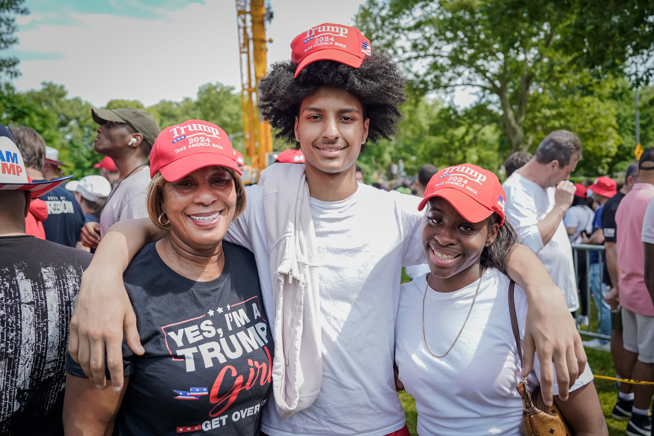 Bà Erica Deaver (trái), 60 tuổi, tham dự một cuộc vận động tranh cử của cựu Tổng thống Donald Trump ở South Bronx, thành phố New York, hôm 23/05/2024. (Ảnh: Samira Bouaou/The Epoch Times)