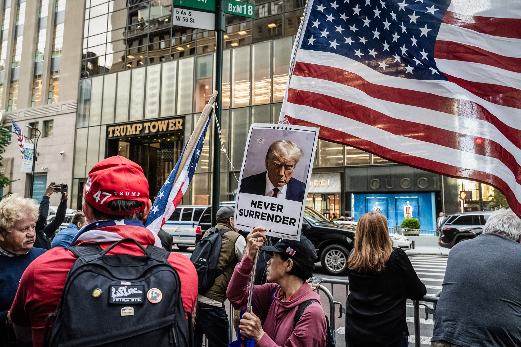 Một đám đông tụ tập tại cao ốc Trump Tower sau phán quyết có tội dành cho cựu Tổng thống Donald Trump trong phiên tòa xét xử ông ở thành phố New York, hôm 30/05/2024. (Ảnh: Stephanie Keith/Getty Images)