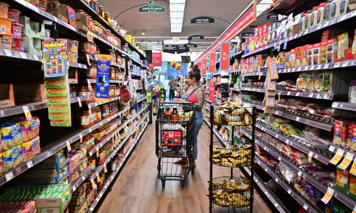 Một người phụ nữ mua hàng bách hóa tại một siêu thị ở Monterey Park, California, hôm 19/10/2022. (Ảnh: Frederic J. Brown/AFP qua Getty Images)