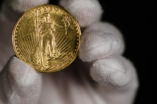 Đồng xu vàng đại bàng đôi Saint Gaudens của Hoa Kỳ. (Ảnh: a98ntfp/Shutterstock)