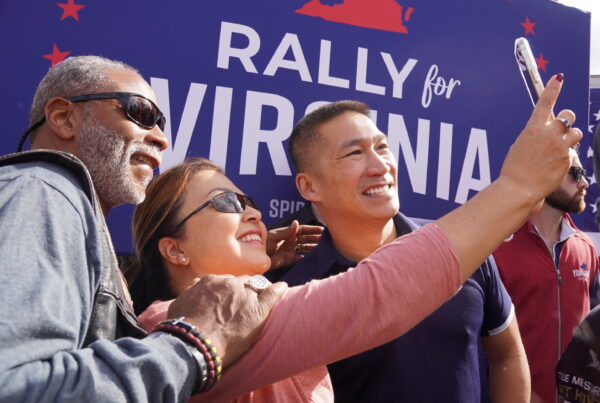Ứng cử viên Quốc hội của Đảng Cộng Hòa Hùng Cao (bên phải) chụp hình cùng những người ủng hộ tại một cuộc vận động tranh cử ở Haymarket, Virginia, vào ngày 05/11/2022. (Ảnh: Terri Wu/The Epoch Times)