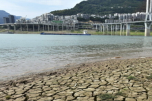 Lòng sông khô cạn lộ ra sau khi mực nước sông Dương Tử ở quận Vân Dương, thành phố Trùng Khánh, vùng tây nam Trung Quốc giảm xuống, hôm 16/08/2022. (Ảnh: Chinatopix qua AP)