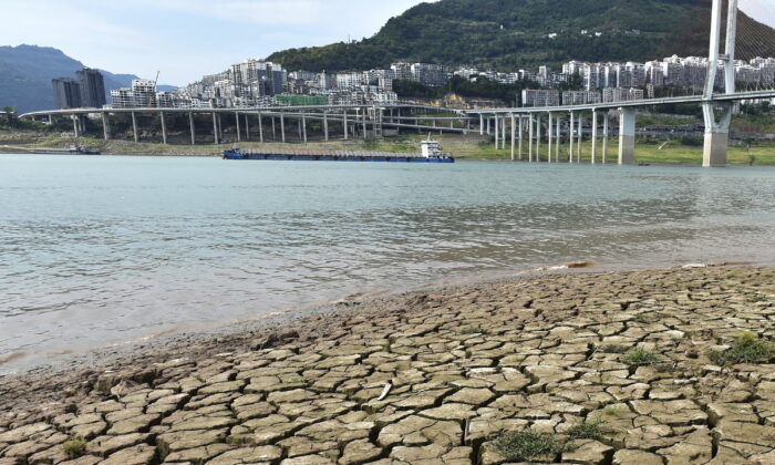Lòng sông khô cạn lộ ra sau khi mực nước sông Dương Tử ở quận Vân Dương, thành phố Trùng Khánh, vùng tây nam Trung Quốc giảm xuống, hôm 16/08/2022. (Ảnh: Chinatopix qua AP)