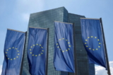 Cờ châu  u tung bay trước tòa nhà Ngân hàng Trung ương  u Châu (ECB) ở Frankfurt, Đức, ngày 21/07/2022. (Ảnh: Wolfgang Rattay/Reuters)