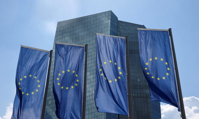 Cờ châu  u tung bay trước tòa nhà Ngân hàng Trung ương  u Châu (ECB) ở Frankfurt, Đức, ngày 21/07/2022. (Ảnh: Wolfgang Rattay/Reuters)
