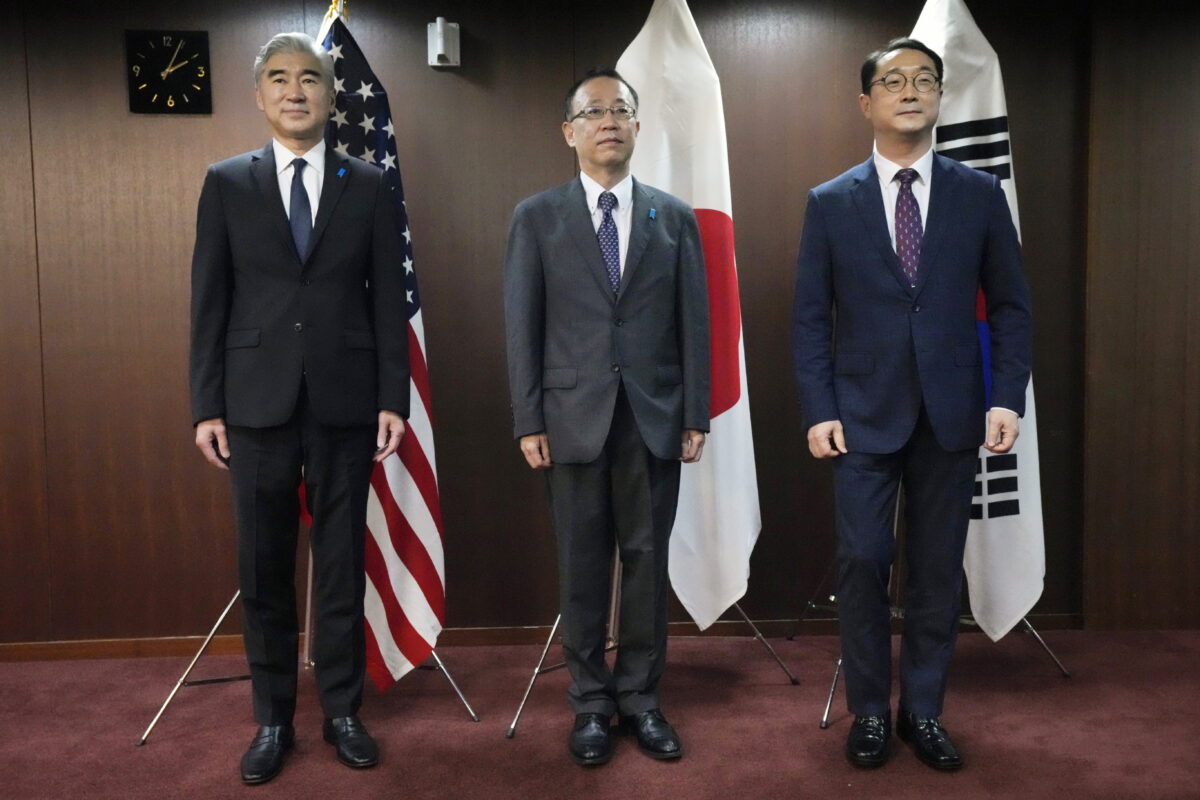 Đặc phái viên của Hoa Kỳ tại Bắc Hàn Sung Kim (trái), Vụ trưởng Vụ các vấn đề Châu Á và Châu Đại Dương của Bộ Ngoại giao Nhật Bản Takehiro Funakoshi (giữa), và Đặc phái viên của Nam Hàn về các vấn đề hòa bình và an ninh trên Bán đảo Triều Tiên Kim Gunn hôm 07/09/2022. (Ảnh: Eugene Hoshiko/AP Photo)